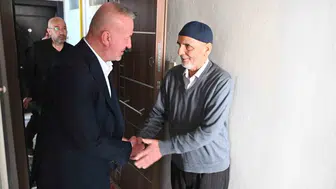 Başkan Karabatı mutfağa girdi, yaşlı bir vatandaşın kapısını çaldı: En özel ikram kendi elinden