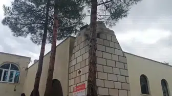Diyarbakır'da korkutan anlar: Minare evin üzerine böyle çöktü