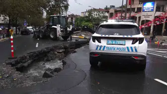 İstanbul'da sağanak kabusu: Eyüpsultan'da yolun bir kısmı aniden çöktü