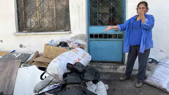 İzmir'de 17 yıllık çöp ev kabusu: Mahalleli artık kapısının önüne çıkamıyor