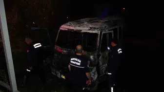 Manavgat'ta şok eden telefon: Bahçedeki minibüs küle döndü