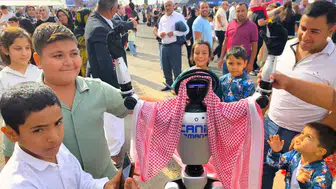 Şanlıurfa’da Beklenmedik Misafir: Puşi Takan Robot CANİKMAN Festivalin Yıldızı Oldu