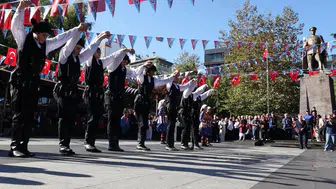 Trabzon'da Cumhuriyet coşkusu: Dev bayrakla horonlu kutlama