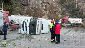 Hopa'da sabah dehşeti: Tır parkına düşen dev kayalar bir can aldı