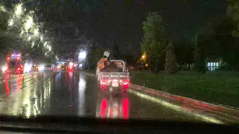 Eskişehir trafiğinde yürekleri ağza getiren görüntü: Yağmura rağmen kasa yolculuğu