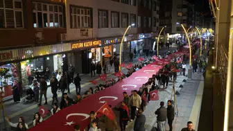 Gümüşhane sokaklarında 103 metrelik dev gurur: Cumhuriyet coşkusu meşalelerle taçlandı