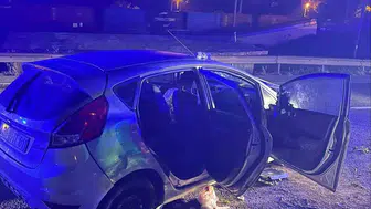 Bilecik yolunda korku dolu anlar: Bariyerlere çarpan araçta 5 kişi yaralandı