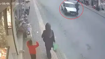 Saniyelerle gelen mucize: Otomobilin altında kalmamak için aynaya tutundu
