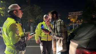Polis durdurdu, önce kaçmaya çalıştı sonra okuma yazma bilmediğini iddia etti