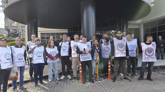 Balçova'da memurların sabrı taştı: Belediye binası önünde tam gün iş bırakma eylemi