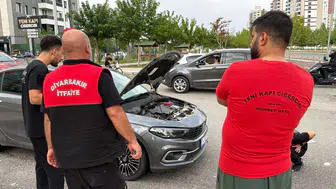 İtfaiyenin pes ettiği noktada vatandaşlar devreye girdi: Otomobilin kaputuna gizlenen davetsiz misafir