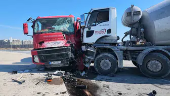 Avcılar'da beton mikserleri çarpıştı: Sürücü kabininde dehşet anları