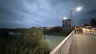 Silifke'de endişeli bekleyiş: Avukatın aracı köprüde bulundu