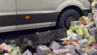Bursa'da saniyelerle gelen mucize: Mağaza vitrininden giren minibüs dehşet saçtı