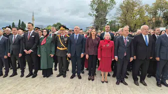 Tekirdağ'da Cumhuriyet coşkusu: Valilik önünde anlamlı tören