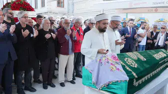 Tiyatro dünyasının koca çınarı Necla Uygur, hayat arkadaşına kavuştu