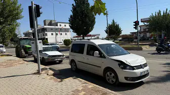 Malatya Caddesi'nde dört araç birbirine girdi: Ortalık savaş alanına döndü