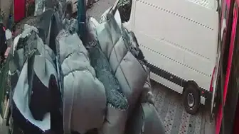Saniyelerle gelen mucize: Yük asansöründen düşen tonlarca tekstil ürünü yayaları kıl payı teğet geçti