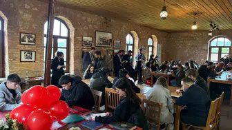 Atatürk'ün izinde bir gün: Üniversiteliler tarihi okulda Cumhuriyet ruhunu yaşattı