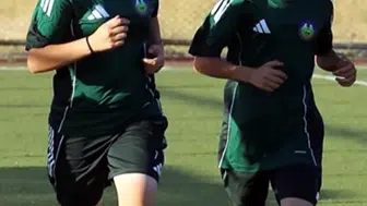 Yüksekova'nın futbol tutkunu kız kardeşleri: Aynı sahada buluşup ay-yıldızlı formayı hayal ediyorlar