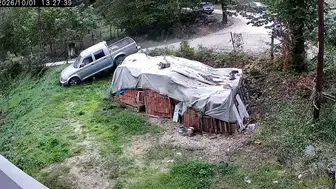 Saniyelerle gelen mucize: Bahçeye uçan kamyonet dehşeti kamerada