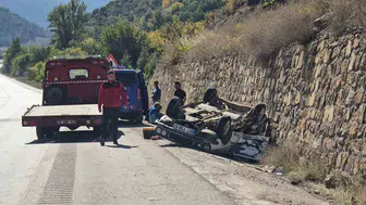 Yoldaki küçük taşlar büyük kazaya davetiye çıkardı: Üç kişi hastanelik oldu