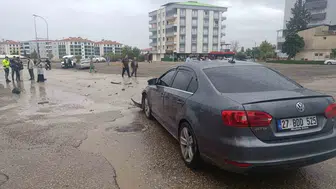 İslahiye'de kavşak kazası: İki otomobil hurdaya döndü