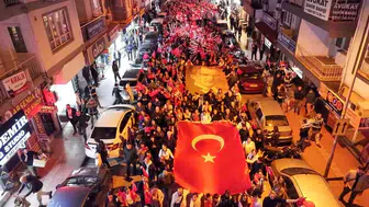 Efeler sokaklarında 103 yıllık gurur: Binler Cumhuriyet için tek yürek oldu