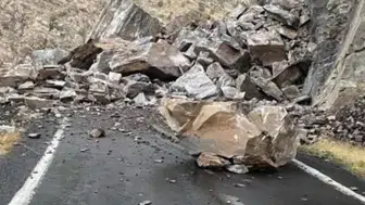 Komato Dağı'nda korkutan heyelan: Ulaşım tamamen durdu