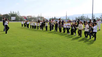 Safranbolu'da stadyum çocuk sesleriyle şenlendi: Ekranlardan uzak, geleneksel oyunlarla dolu bir gün