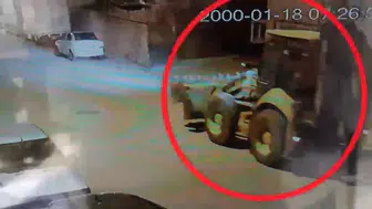Cami önündeki tarihi eseri kepçeyle söküp götürdüler
