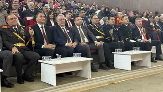 Edremit'te Cumhuriyet coşkusu kapalı alana taşındı: Yağmur kutlamalara engel olamadı