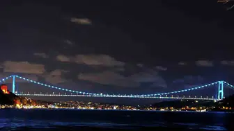 İstanbul Boğazı'nda turkuaz şölen: Köprü özel gün için ışıklandırıldı
