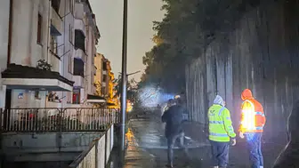 Zonguldak'ta şiddetli yağışın bilançosu ağır oldu: Lojman duvarı araçların üzerine devrildi