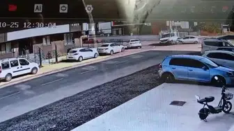 Düzce'de korku dolu anlar: Kavşaktaki çarpışma park halindeki aracı devirdi