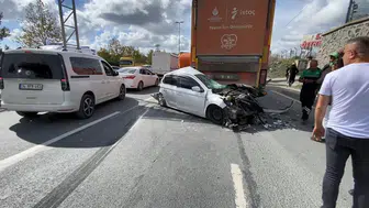 Arnavutköy'de zincirleme kaza: Otomobil iki ağır vasıta arasında hurdaya döndü