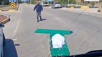 Isparta trafiğinde şoke eden anlar: Cenaze aracı tabutu yola düşürdü