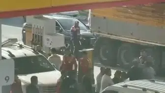 Arnavutköy'de benzinlikte dehşet anları: Sopalı ve yumruklu kavga kamerada