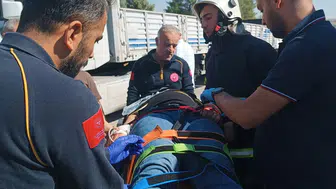 Kahta yolunda dehşet anları: Otomobil kamyonun altına sıkıştı