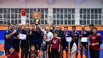 Filede şampiyonluk kupası eğitim camiasının ellerinde yükseldi