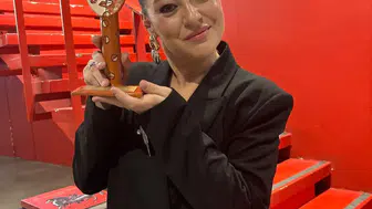 Nergis Öztürk'ün sahnedeki ustalığı ödülle taçlandı: Nimet karakteriyle ekranı, tiyatroyla jüriyi büyüledi