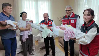 Antalya'da dördüz sürprizi: Bakan Göktaş'tan aileye özel destek sözü