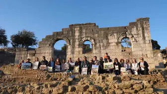Dünya Konuralp'in Büyüsüne Kapıldı: 16 Ülkeden Gelen Sanatçılar Antik Tiyatroyu Tuvallerine Taşıdı