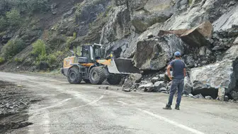 Artvin'de ulaşımı felç eden doğa olayı: Dev kaya kütleleri yolu kapattı