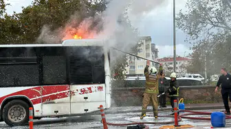 Çanakkale'de korkutan anlar: Seyir halindeki otobüs alevlere teslim oldu
