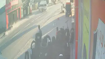 Saniyelerle yarışan genç sürücünün dramı: Güvenlik kamerası o anları kaydetti