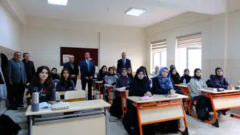 Sıralarında oturduğu okulun rektörü oldu: Yıllar sonra aynı koridorlarda gençlere yol gösterdi