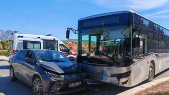 Kötekli'de belediye otobüsü ile otomobil çarpıştı: İki yolcu hastanelik oldu