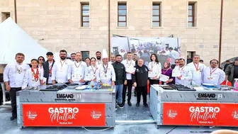 Niğde'de mutfak önlükleri giyildi: Protokol üyeleri menemen için yarıştı
