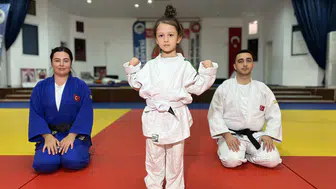 Minik Miray minderin tozunu attırdı: Anne ve babası onun izinden gitti